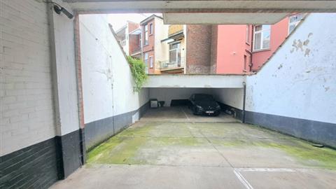 Garage / parking Rent 1190 Forest